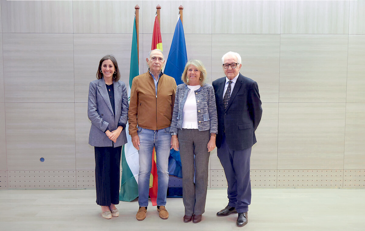Der Bürgermeister begrüßt den Präsidenten der Recoletas Salud Group und den neuen Manager des Krankenhauses Recoletas Salud Marbella.